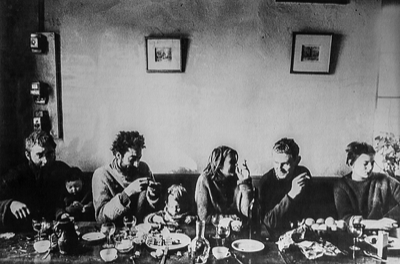  De gauche à droite : Pierre Digan, Jean Linard, Anne Kjaersgaard, Jean-Pierre Turpin, Barbara Delfosse, chez Madame Pitault, La Borne-d’en-Haut , vers 1965 © DR Magazine Elle 